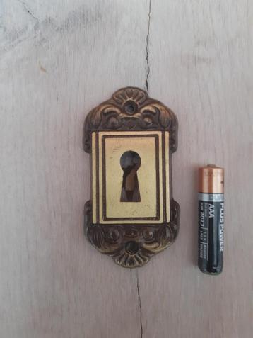 Messing sleutelgatplaatje beschikbaar voor biedingen