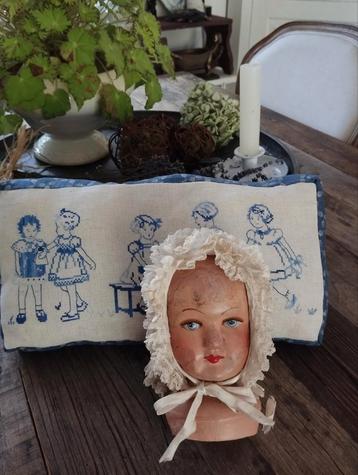 Schattig poppen hoofdje met antiek mutsje beschikbaar voor biedingen