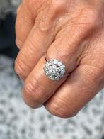 Witgouden dubbele entouragering met briljanten., Sieraden, Tassen en Uiterlijk, Ringen, Ophalen, Wit, Zo goed als nieuw, 17 tot 18