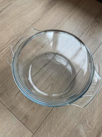 Pyrex glazen pot met deksel beschikbaar voor biedingen