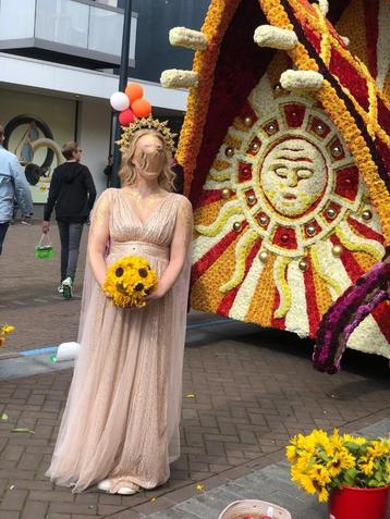 Carnaval? Gouden jurk met diadeem beschikbaar voor biedingen