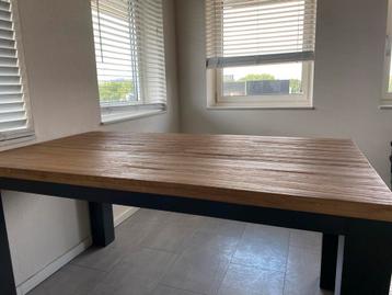Mooie Houten Eetkamertafel beschikbaar voor biedingen