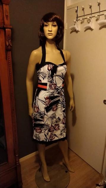 Etalagepop staande dame met prachtig gezicht beschikbaar voor biedingen