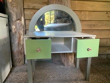 Kinder kaptafel beschikbaar voor biedingen