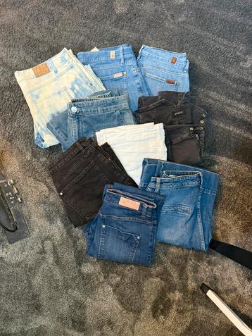 Kleding te koop beschikbaar voor biedingen