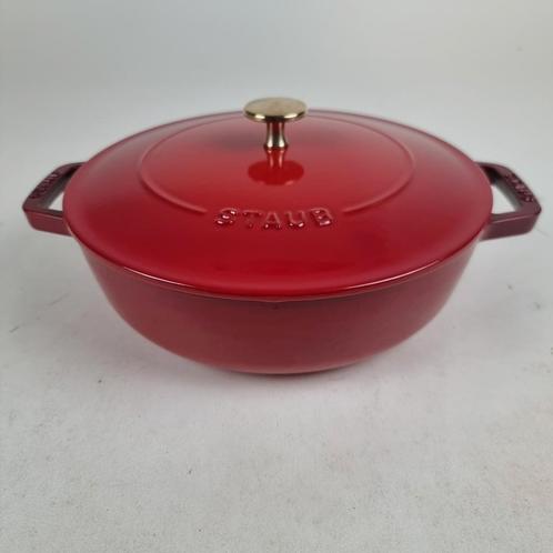 Staub Sauteuse Chisteria Cerise 24cm, Huis en Inrichting, Keuken | Potten en Pannen, Nieuw, Koekenpan of Braadpan, Gietijzer, Inductieplaat