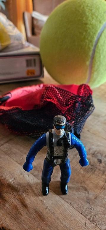 ACTION MAN 1999! Aan parachute, zweeft mooi naar beneden! beschikbaar voor biedingen