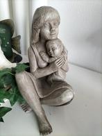 Stenen beeld, moeder met kind. Hoogte 23cm. Genummerd 245., Verzamelen, Beelden en Beeldjes, Verzenden, Zo goed als nieuw, Mens