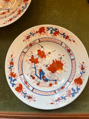 Porseleinen bord met Imari kleuren beschikbaar voor biedingen