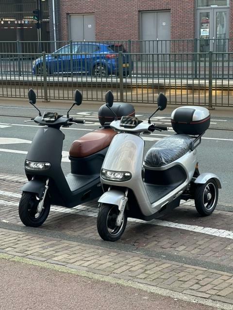 IVA TR3 SCOOTMOBIEL GEEN HELMPLICHT 2025, Fietsen en Brommers, Brommers | Overige merken, Nieuw
