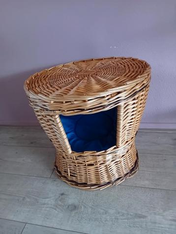 Rotan poezenmand beschikbaar voor biedingen