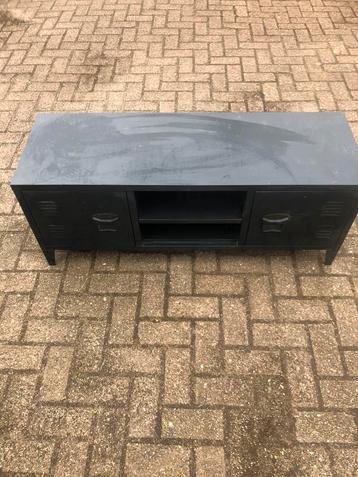 Televisie kastje metaal beschikbaar voor biedingen