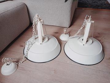 2 industriële hanglampen beschikbaar voor biedingen