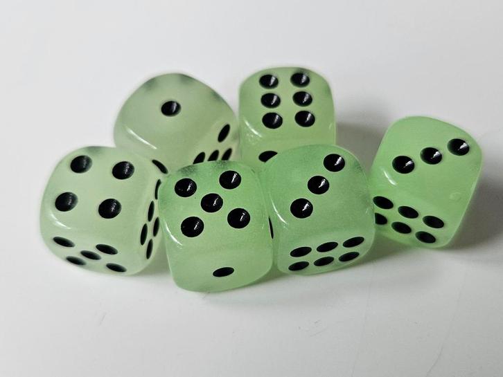 Glow in the Dark Dobbelstenen - Set van 6, Hobby en Vrije tijd, Gezelschapsspellen | Bordspellen, Nieuw, Een of twee spelers, Drie of vier spelers