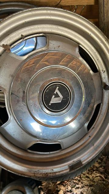 Volvo 240 242 244 245 wieldoppen uit 70-80er jaren beschikbaar voor biedingen