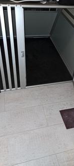 Aluminium bench voor in de auto met schuine wand, Ophalen, Gebruikt