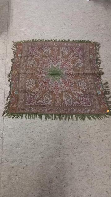 Vintage worteldoek met Franjes beschikbaar voor biedingen