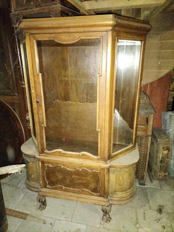 Antieke kast met glas beschikbaar voor biedingen