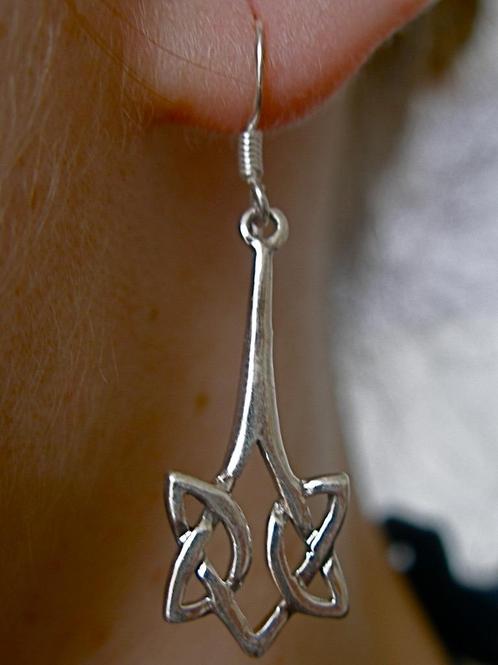 Zilveren 925 zilver oorhangers keltische knoop aan staafje, Sieraden, Tassen en Uiterlijk, Oorbellen, Nieuw, Hangers, Zilver, Zilver