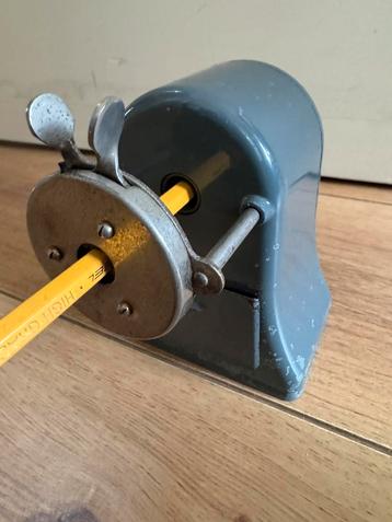 Antieke potlood slijper Sabre no 3 beschikbaar voor biedingen