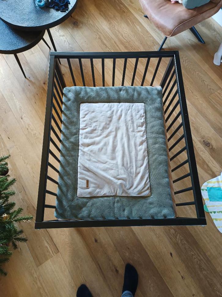 Bopita box retro zwart met boxkleed, Kinderen en Baby's, Boxen, Zo goed als nieuw, Rechthoekig, In hoogte verstelbaar, Boxkleed