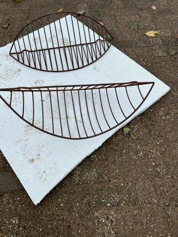 Voederbakken beschikbaar voor biedingen