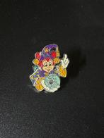 Efteling pin pardoes met lamp, Verzamelen, Efteling, Ophalen of Verzenden, Zo goed als nieuw, Button of Speldje