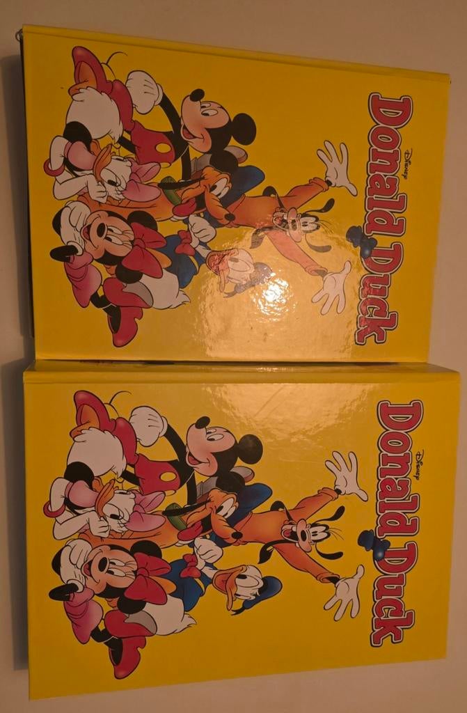 2 Bewaarmappen Donald Duck - 46 Strips (2024-2025), Ophalen of Verzenden, Zo goed als nieuw, Donald Duck, Meerdere stripboeken