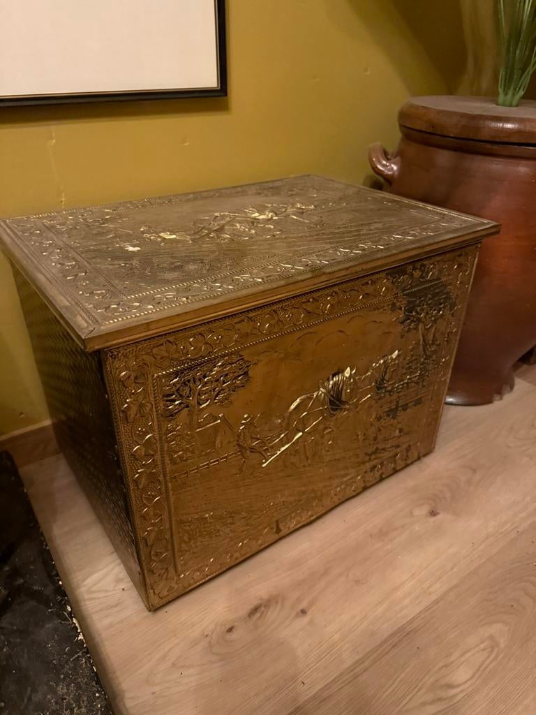 Antieke houten kolenkit met messing reliëf, Ophalen of Verzenden, Zo goed als nieuw, Minder dan 50 cm