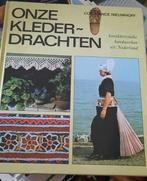 Boek klederdrachten, 2e druk., Ophalen of Verzenden, Zo goed als nieuw