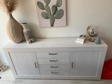 Dressoirkast beschikbaar voor biedingen