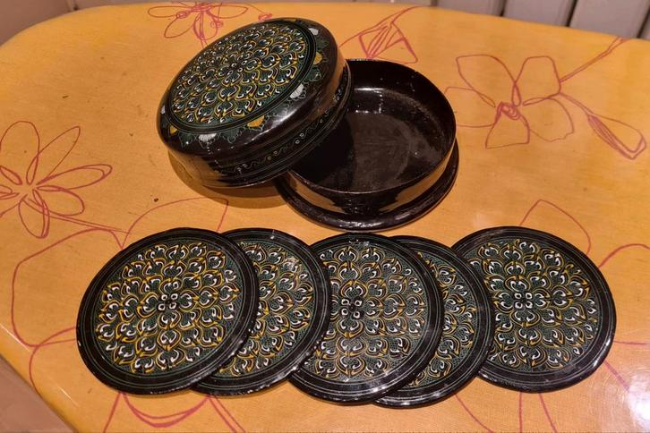 Set van 5 onderzetters in een doosje. Laquerware. Lakwerk, Huis en Inrichting, Woonaccessoires | Onderzetters, Nieuw, Glas of Kopje