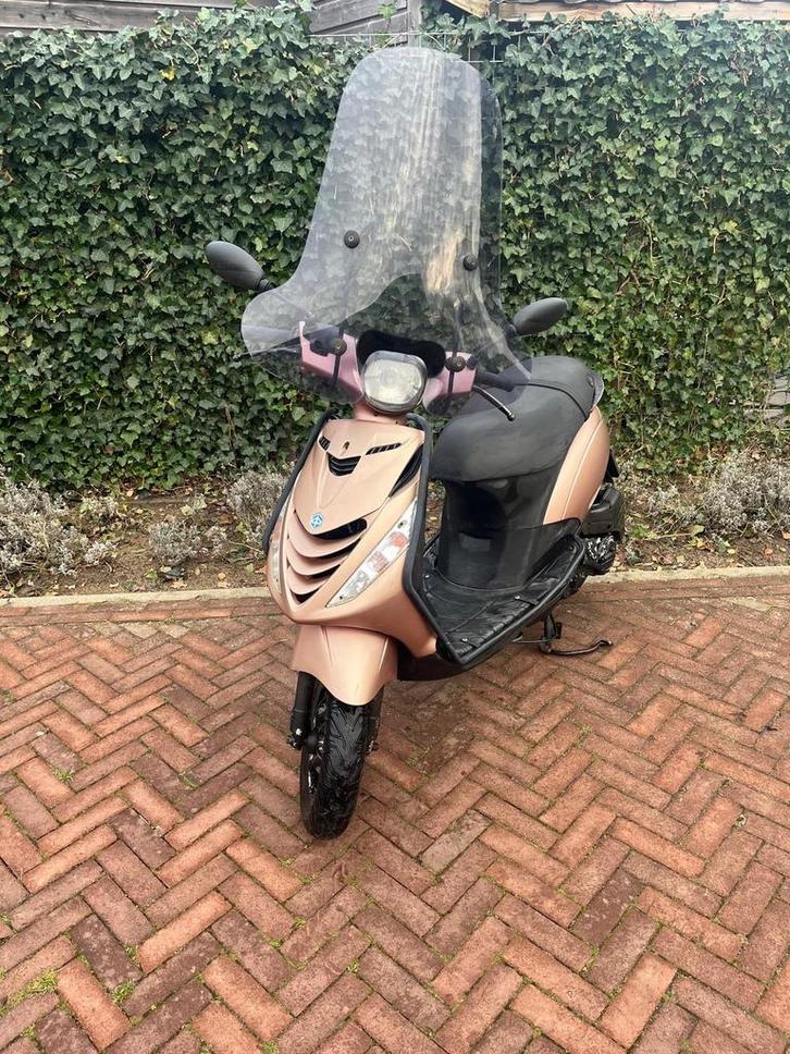 Piaggio metallic rose, Fietsen en Brommers, Scooters | Piaggio, Gebruikt, Overige modellen, Benzine, Ophalen