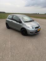 Toyota Yaris 1.0 12V Vvt-i 3DR Terra 2009 Grijs, Auto's, Voorwielaandrijving, 532 kg, 750 kg, 965 kg