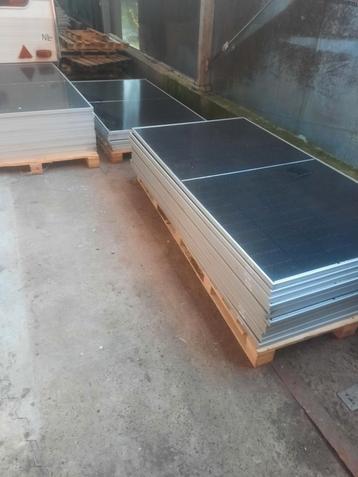 Zonnepanelen, omvormers en optimaisers.  beschikbaar voor biedingen