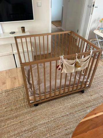 Houten baby box op wieltjes beschikbaar voor biedingen