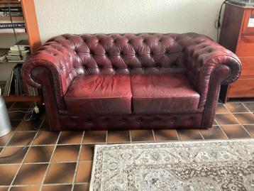 Chesterfieldbank 2 zits. Antiek rood beschikbaar voor biedingen