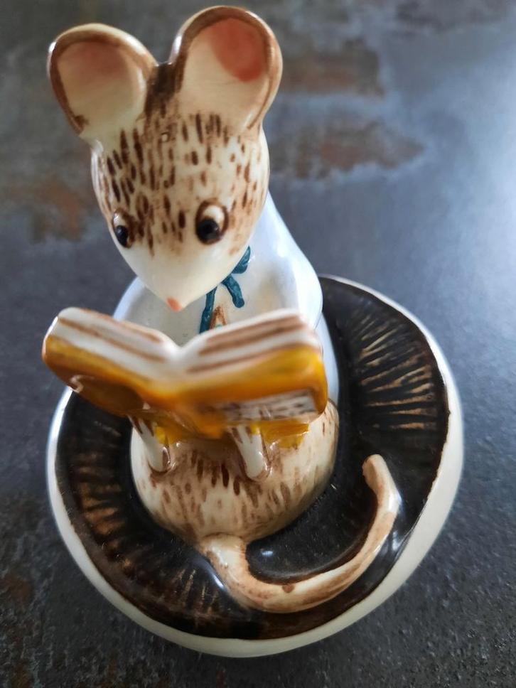 Beswick Muis Beeldje - A Good Read, Antiek en Kunst, Antiek | Keramiek en Aardewerk, Ophalen of Verzenden