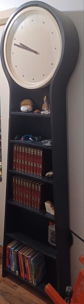 Klokkast beschikbaar voor biedingen