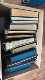 Verzameling postzegels in grote verhuisdoos, Ophalen of Verzenden, Nederland en Buitenland