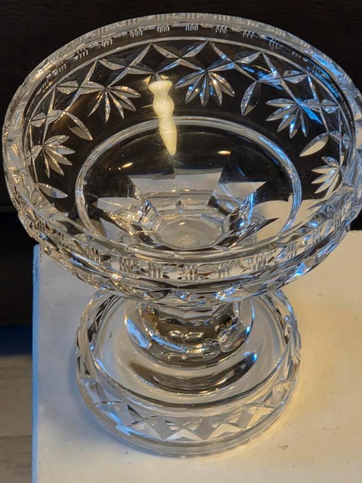Een gedetailleerde diamant geslepen kristallen schaal., Antiek en Kunst, Antiek | Glas en Kristal, Ophalen of Verzenden