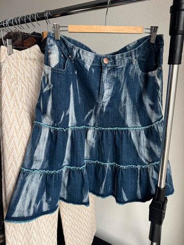 Vintage Y2K blauwe geplooide denim rok met tie-dye print beschikbaar voor biedingen