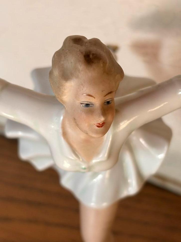 Wallendorf Beeldje Schaatsster - Vintage Gesigneerd, Antiek en Kunst, Kunst | Beelden en Houtsnijwerken, Ophalen of Verzenden
