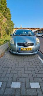 Toyota Yaris 1.3 16V Vvt-i 3DR 2006 Grijs, Auto's, Voorwielaandrijving, Stof, Zwart, 4 cilinders