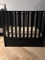 Zwarte babybox met opberglade merk TWF incl matras + hoes, Kinderen en Baby's, Babywiegjes en Ledikanten, Ophalen, Gebruikt, Ledikant