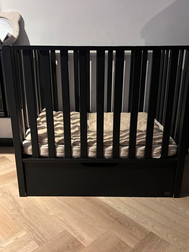 Zwarte babybox met opberglade merk TWF incl matras + hoes, Kinderen en Baby's, Babywiegjes en Ledikanten, Gebruikt, Ledikant, Ophalen