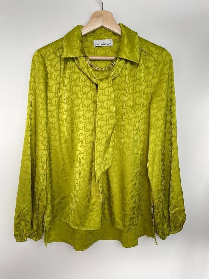 Lola Casademunt groene blouse met striksjaal logoprint S, Kleding | Dames, Blouses en Tunieken, Zo goed als nieuw, Maat 38/40 (M)