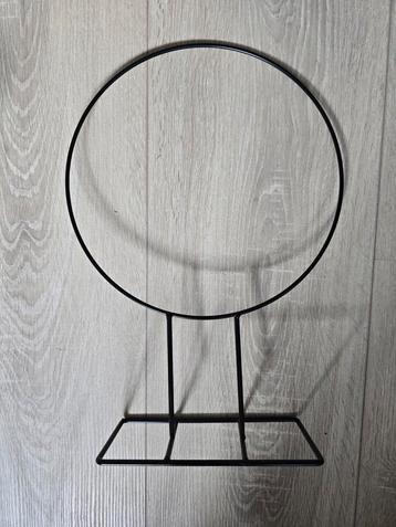 XL Metalen ring standaard voor decoratie 40x28 beschikbaar voor biedingen
