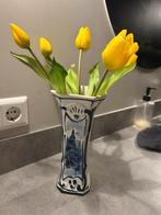 Vaas met tulpen….Delfts blauw, Ophalen of Verzenden, Overige kleuren, Glas, Minder dan 50 cm