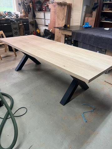 Eiken tafel met x poten beschikbaar voor biedingen